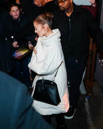 Ariana Grande leaves the Lattanzi Cucina Italiana restaurant in New York on December 16, 2025 UrbanxDivinity Bestimage Ariana Grande departs after the SNL dinner at Lattanzi in NYC New York City Etats Unis Copyright: xUrbanxDivinityx xBestimagexUrbanxDivinityx xBestimagex