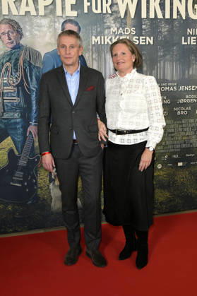 Thomas Ostrup Moller with companion at the premiere of the movie Therapy for Vikings at the Delphi Filmpalast cinema in Berlin, 17 12 2025 Foto:xM.xBehrensx xFuturexImagex wikinger_5201