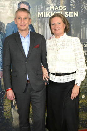 Thomas Ostrup Moller with companion at the premiere of the movie Therapy for Vikings at the Delphi Filmpalast cinema in Berlin, 17 12 2025 Foto:xM.xBehrensx xFuturexImagex wikinger_5203