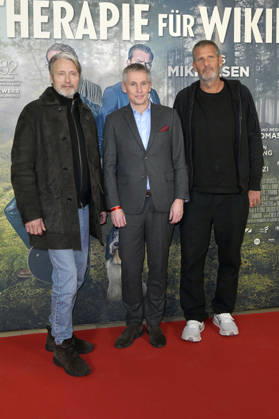 Mads Mikkelsen, Thomas Ostrup Moller and Anders Thomas Jensen at the premiere of the feature film Therapy for Vikings at the Delphi Filmpalast cinema in Berlin, 17 12 2025 Foto:xM.xBehrensx xFuturexImagex wikinger_5213