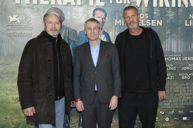 Mads Mikkelsen, Thomas Ostrup Moller and Anders Thomas Jensen at the premiere of the feature film Therapy for Vikings Den sidste viking The Last Viking at the Delphi Filmpalast cinema in Berlin, 17 12 2025 Foto:xS.xGabschx xFuturexImagex wikinger_5232