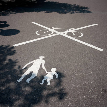 Weg für Fußgänger und Verbot für Fahrräder Markierung für einen Weg für Fußgänger und Verbot für Fahrräder in Bregenz in Österreich (License=RF) Copyright: xZoonar.com HEIKOxKUEVERLINGx 24336844