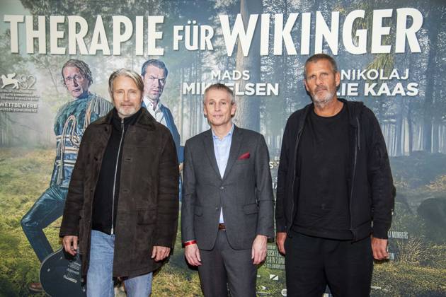 abb Mads Mikkelsen, Thomas Ostrup Moller Danish Ambassador and Anders Thomas Jensen on the red carpet at the Berlin movie premiere of Therapy for Vikings at the Delphi Filmpalast Berlin cinema on 17 12 2025 Berlin Germany