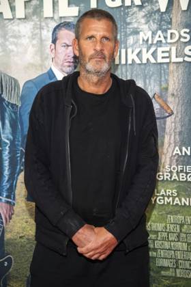 abb Anders Thomas Jensen Danish director screenwriter and actor on the red carpet at the Berlin Film Premiere of Therapy for Vikings at the Delphi Filmpalast Berlin on December 17, 2025 Berlin Germany