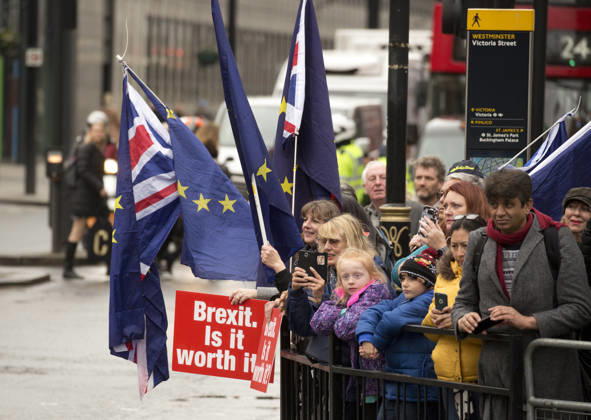 Commonwealth Day in London LONDON, UNITED KINGDOM - MARCH 12: Pro-EU demonstrators protest outside Westminster Abbey while the Royal Family including The Queen, accompanied by the Prince of Wales and The Duchess of Cornwall, Duke and Duchess of Cambridge, Prince Harry and Meghan Markle among others celebrate Commonwealth Day in London, United Kingdom on Monday March 12, 2018. London, City of Ingiltere. Editorial use only. Please get in touch for any other usage.  Copyright: x2025xAnadoluxIsabelxInfantesx