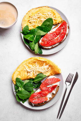 IMAGO Creative, Food, High Protein Frühstück Gesundes Frühstück. Omelett, Sandwich mit Lachs, Spinat. Healthy balanced breakfast for two. Omelette, spinach, wholegrain sandwich with cream cheese and salmon fish. Breakfast together, top view. (License=RF) Copyright: xZoonar.com OksanaxBratanovax 24387964