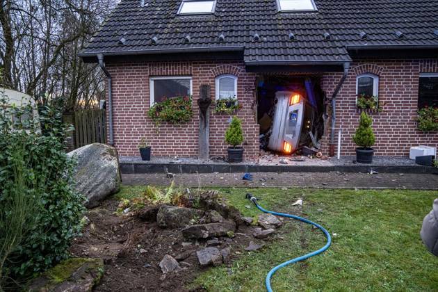 Car crashes into house in Geldern FOR EDITORIAL PURPOSES ONLY EDITORIAL USE ONLY p A car stands on its side in a hallway in Geldern on 20 12 2025 Before that, a 7-ton boulder was pushed aside Photo Arnulf Stoffel Funke Foto Services p Colorful Germany NRW Geldern Copyright ArnulfxStoffel Copyright: ArnulfxStoffel doc83sacrghjaw1szmsu3a ,EDITORIAL USE ONLY Copyright: ArnulfxStoffel