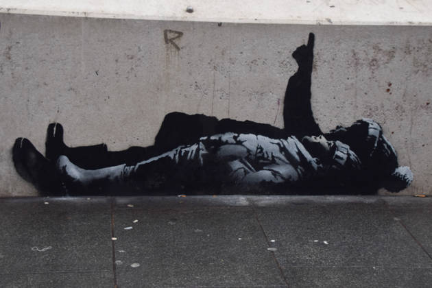 December 21, 2025, London, England, United Kingdom: A new artwork, suspected to be by elusive street artist Banksy, has appeared outside Centre Point and Tottenham Court Road Station. The artwork depicts two children lying on their backs and pointing upwards. The artwork has not yet been confirmed as a genuine Banksy. London United Kingdom - ZUMAv130 20251221_zip_v130_003 Copyright: xVukxValcicx