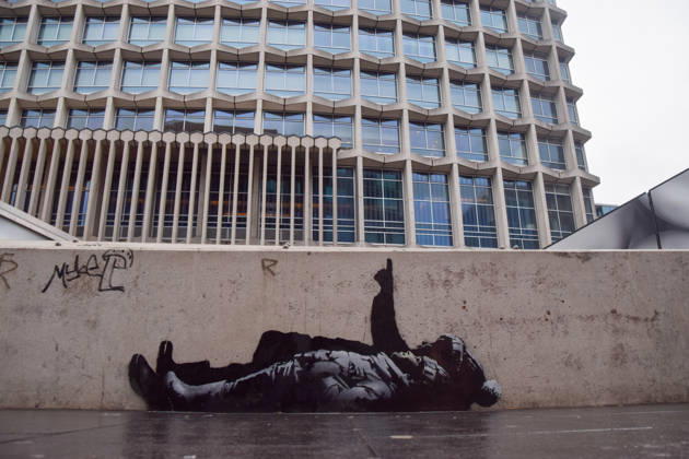 News Bilder des Tages December 21, 2025, London, England, United Kingdom: A new artwork, suspected to be by elusive street artist Banksy, has appeared outside Centre Point and Tottenham Court Road Station. The artwork depicts two children lying on their backs and pointing upwards. The artwork has not yet been confirmed as a genuine Banksy. London United Kingdom - ZUMAv130 20251221_zip_v130_007 Copyright: xVukxValcicx