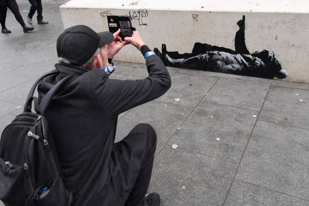 Suspected Banksy Appears at Tottenham Court Road, London, UK - 21 December 2025 A suspected Banksy artwork depicting children pointing up at the sky has appeared on Tottenham Court Road, London, England, UK on Sunday 21 December, 2025 with the Centre Point skyscraper tower in the background, a potential reference to the skyscraper s history of being an empty skyscraper for the rich that could have housed homeless people and to the homeless charity Centrepoint which was founded in protest at Centre Point., Credit:Justin Ng Avalon UK, England, London, Tottenham Court Road  Copyright: xJustinxNgx xAvalonx 1060846761