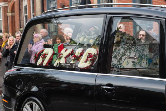 An ˜R Kid™ floral tribute by the casket of Gary Mani Mounfield, Bass Player in the Stone Roses and Primal Scream during the funeral procession through Heaton Moor, Stockport on 22 December 2025. 22 12 2025 Stockport Greater Manchester England Heaton Moor  Copyright: xMattxWilkinsonx