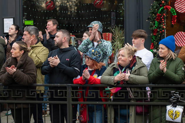 Onlookers applaud as the funeral procession of Gary Mani Mounfield, Bass Player in the Stone Roses and Primal Scream, makes its way through Heaton Moor, Stockport on 22 December 2025. 22 12 2025 Stockport Greater Manchester England Heaton Moor  Copyright: xMattxWilkinsonx
