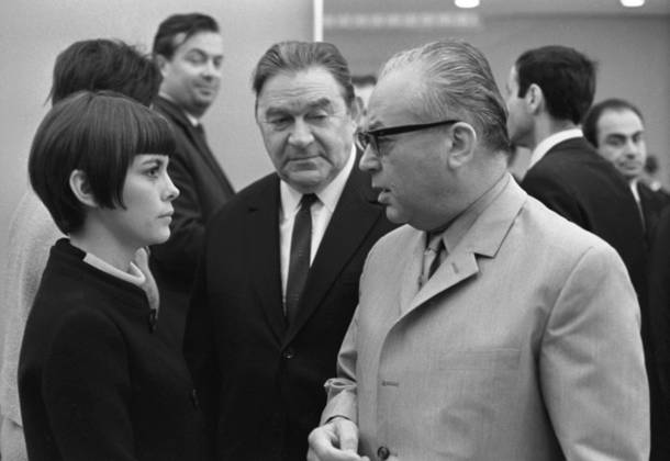 Moscow, USSR. French singer Mireille Mathieu, Soviet singer Leonid Utyosov and Soviet composer and conductor Nikita Bogoslovsky (L-R) attend the state reception by the Ministry of Culture of the USSR for the French Music Hall artists in the Kremlin Palace of Congresses. Valentin Mastyukov TASS  32412653