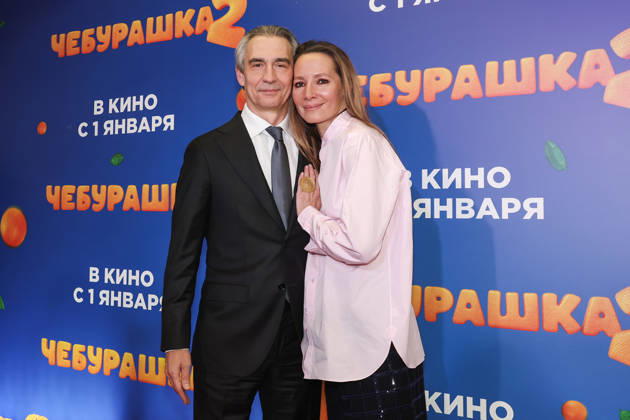 RUSSIA, MOSCOW - DECEMBER 24, 2025: Producer Anton Zlatopolsky poses with his wife, TV host Darya Zlatopolskaya, on the red carpet during the premiere of the family comedy Cheburashka 2 by Dmitry Dyachenko at the KARO 11 Oktyabr cinema on Novy Arbat Street (New Arbat Avenue). Valery Sharifulin TASS  86692665