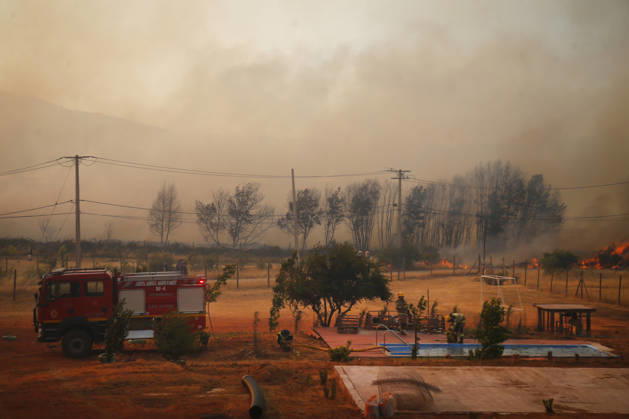 Maule, December 24, 2025 Firefighters are working on the red alert decreed for the communes of Maule due to forest fires near inhabited areas Jose Robles Aton Chile, Aton 1114199  Copyright: JOSExROBLES xATONxCHILE