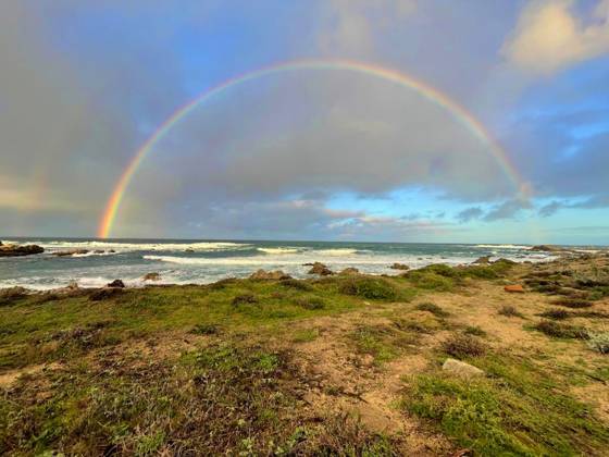 December 27, 2025, Pacific Grove, California, USA: Rainbow forms over the Pacific Ocean in Pacific Grove along the Central California coast. Pacific Grove USA - ZUMAm225 20251227_zap_m225_001 Copyright: xRoryxMerryx
