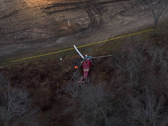 Deadly Helicopter Collision in New Jersey HAMMONTON, NEW JERSEY, UNITED STATES - DECEMBER 28: Authorities and investigators work the scene where police are securing wreckage following an inflight collision involving an Enstrom 280C helicopter and an Enstrom F-28A helicopter in Hammonton, New Jersey, United States on Sunday, December 28, 2025. Police said they received reports at approximately 11:25 a.m. ET of an aviation crash involving two helicopters, both of which went down following the collision. One person was killed and another person is in critical condition. Lokman Vural Elibol Anadolu New Jersey United States. Editorial use only. Please get in touch for any other usage.  Copyright: x2025xAnadoluxLokmanxVuralxElibolx