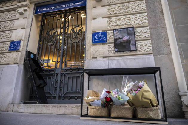 Flowers at Fondation Brigitte Bardot After Actress Death - Paris This picture shows the entrance of the Fondation Brigitte Bardot with a flowers set on the door following the death of French actress and animal rights activist Brigitte Bardot in Paris on December 28, 2025. Photo by Eliot Blondet ABACAPRES.COM Paris Ile-de-France France  Copyright: xBlondetxEliot ABACAx
