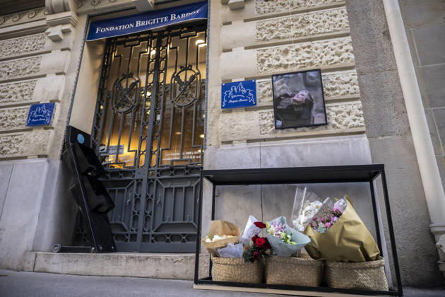 Flowers at Fondation Brigitte Bardot After Actress Death - Paris This picture shows the entrance of the Fondation Brigitte Bardot with a flowers set on the door following the death of French actress and animal rights activist Brigitte Bardot in Paris on December 28, 2025. Photo by Eliot Blondet ABACAPRES.COM Paris Ile-de-France France  Copyright: xBlondetxEliot ABACAx
