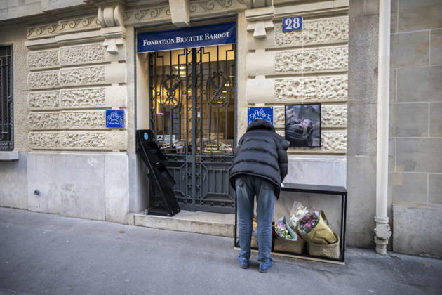 Flowers at Fondation Brigitte Bardot After Actress Death - Paris This picture shows a man who sign a book of condolences in front of the entrance of the Fondation Brigitte Bardot with a flowers set on the door following the death of French actress and animal rights activist Brigitte Bardot in Paris on December 28, 2025. Photo by Eliot Blondet ABACAPRES.COM Paris Ile-de-France France  Copyright: xBlondetxEliot ABACAx