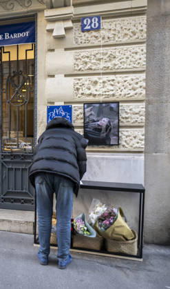 Flowers at Fondation Brigitte Bardot After Actress Death - Paris This picture shows a man who sign a book of condolences in front of the entrance of the Fondation Brigitte Bardot with a flowers set on the door following the death of French actress and animal rights activist Brigitte Bardot in Paris on December 28, 2025. Photo by Eliot Blondet ABACAPRES.COM Paris Ile-de-France France  Copyright: xBlondetxEliot ABACAx
