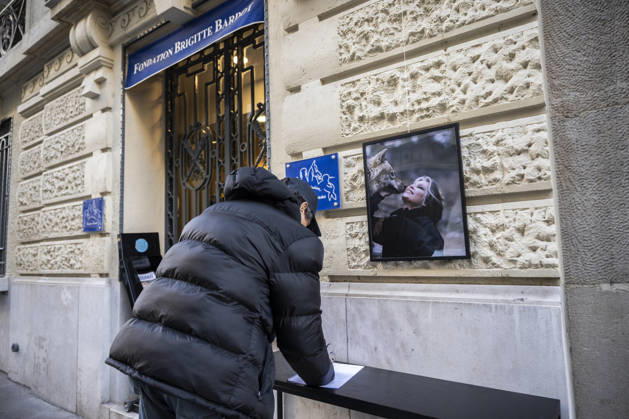 Flowers at Fondation Brigitte Bardot After Actress Death - Paris This picture shows a man who sign a book of condolences in front of the entrance of the Fondation Brigitte Bardot with a flowers set on the door following the death of French actress and animal rights activist Brigitte Bardot in Paris on December 28, 2025. Photo by Eliot Blondet ABACAPRES.COM Paris Ile-de-France France  Copyright: xBlondetxEliot ABACAx