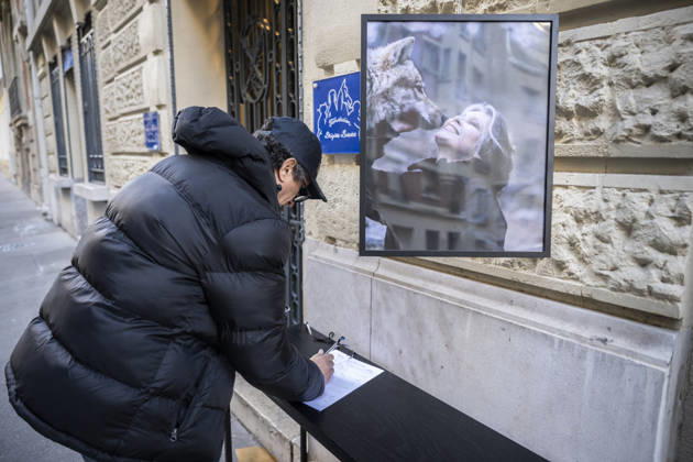 Flowers at Fondation Brigitte Bardot After Actress Death - Paris This picture shows a man who sign a book of condolences in front of the entrance of the Fondation Brigitte Bardot with a flowers set on the door following the death of French actress and animal rights activist Brigitte Bardot in Paris on December 28, 2025. Photo by Eliot Blondet ABACAPRES.COM Paris Ile-de-France France  Copyright: xBlondetxEliot ABACAx