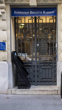 Flowers at Fondation Brigitte Bardot After Actress Death - Paris This picture shows a man who sign a book of condolences in front of the entrance of the Fondation Brigitte Bardot with a flowers set on the door following the death of French actress and animal rights activist Brigitte Bardot in Paris on December 28, 2025. Photo by Eliot Blondet ABACAPRES.COM Paris Ile-de-France France  Copyright: xBlondetxEliot ABACAx