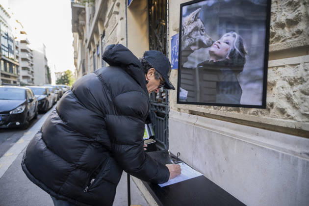 Flowers at Fondation Brigitte Bardot After Actress Death - Paris This picture shows a man who sign a book of condolences in front of the entrance of the Fondation Brigitte Bardot with a flowers set on the door following the death of French actress and animal rights activist Brigitte Bardot in Paris on December 28, 2025. Photo by Eliot Blondet ABACAPRES.COM Paris Ile-de-France France  Copyright: xBlondetxEliot ABACAx