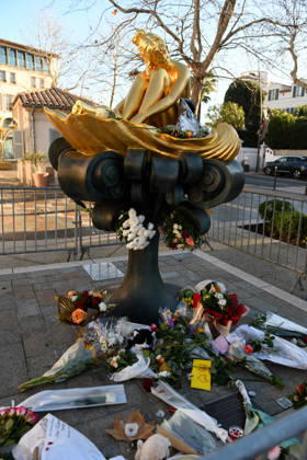 Brigitte Bardot Statue Memorial - Saint Tropez A memorial takes shape around the statue of Brigitte Bardot in Saint Tropez, France on December 30, 2025, as flowers and farewell messages are left by visitors following the death of the actress, singer and animal rights activist at the age of 91. Photo by ABACAPRESS.COM Saint-Tropez France  Copyright: xABACAx