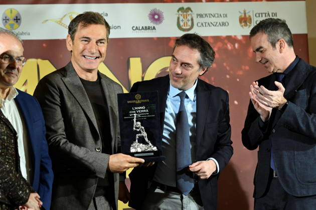 December 30, 2025, Catanzaro, Catanzaro, Italy: Press conference for the presentation of the RAI New Year s Eve program L anno che verro at the S. Giovanni Complex, Catanzaro. Pictured: Michele Affidato (L) presents a gift to host Marco Liorni (CS), presented by Nicola Fiorita (CD), Mayor of Catanzaro, and Roberto Occhiuto (D), President of the Calabria Region. Catanzaro, Italy 30 December 2025 Catanzaro Italy  - ZUMAa289 20251230_zia_a289_050 Copyright: xValeriaxFerrarox