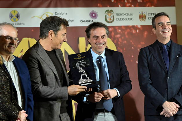 December 30, 2025, Catanzaro, Catanzaro, Italy: Press conference for the presentation of the RAI New Year s Eve program L anno che verro at the S. Giovanni Complex, Catanzaro. Pictured: Michele Affidato (L) presents a gift to host Marco Liorni (CS), presented by Nicola Fiorita (CD), Mayor of Catanzaro, and Roberto Occhiuto (D), President of the Calabria Region. Catanzaro, Italy 30 December 2025 Catanzaro Italy  - ZUMAa289 20251230_zia_a289_051 Copyright: xValeriaxFerrarox
