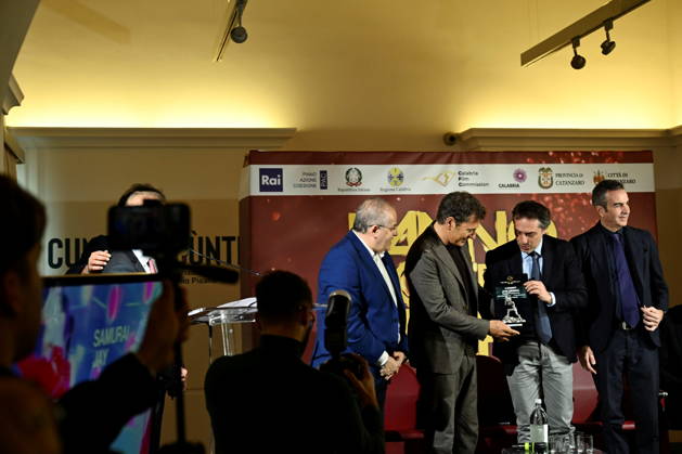 December 30, 2025, Catanzaro, Catanzaro, Italy: Press conference for the presentation of the RAI New Year s Eve program L anno che verro at the S. Giovanni Complex, Catanzaro. Pictured: Michele Affidato (L) presents a gift to host Marco Liorni (CS), presented by Nicola Fiorita (CD), Mayor of Catanzaro, and Roberto Occhiuto (D), President of the Calabria Region. Catanzaro, Italy 30 December 2025 Catanzaro Italy  - ZUMAa289 20251230_zia_a289_052 Copyright: xValeriaxFerrarox