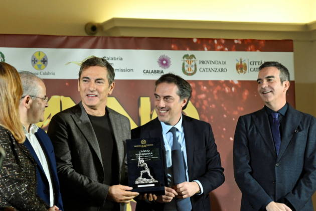December 30, 2025, Catanzaro, Catanzaro, Italy: Press conference for the presentation of the RAI New Year s Eve program L anno che verro at the S. Giovanni Complex, Catanzaro. Pictured: Michele Affidato (L) presents a gift to host Marco Liorni (CS), presented by Nicola Fiorita (CD), Mayor of Catanzaro, and Roberto Occhiuto (D), President of the Calabria Region. Catanzaro, Italy 30 December 2025 Catanzaro Italy  - ZUMAa289 20251230_zia_a289_057 Copyright: xValeriaxFerrarox