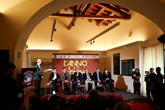 December 30, 2025, Catanzaro, Catanzaro, Italy: Press conference for the presentation of RAI s New Year s Eve program, L anno che verro , at the S. Giovanni Complex, Catanzaro. Pictured: Seated from left: Williams Di Liberatore, Prime Time Entertainment Director; Marco Liorni, host; Roberto Occhiuto, President of the Calabria Region; Nicola Fiorita, Mayor of Catanzaro; Sergio Santo, CEO of RAI COM; Anton Giulio Grande, President of the Calabria Film Commission. Catanzaro, Italy 30 December 2025 Catanzaro Italy  - ZUMAa289 20251230_zia_a289_059 Copyright: xValeriaxFerrarox