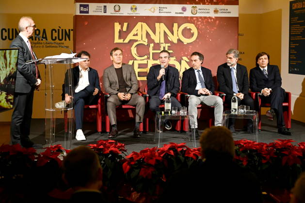 December 30, 2025, Catanzaro, Catanzaro, Italy: Press conference for the presentation of RAI s New Year s Eve program, L anno che verro , at the S. Giovanni Complex, Catanzaro. Pictured: Seated from left: Williams Di Liberatore, Prime Time Entertainment Director; Marco Liorni, host; Roberto Occhiuto, President of the Calabria Region; Nicola Fiorita, Mayor of Catanzaro; Sergio Santo, CEO of RAI COM; Anton Giulio Grande, President of the Calabria Film Commission. Catanzaro, Italy 30 December 2025 Catanzaro Italy  - ZUMAa289 20251230_zia_a289_060 Copyright: xValeriaxFerrarox