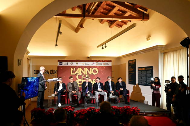 December 30, 2025, Catanzaro, Catanzaro, Italy: Press conference for the presentation of RAI s New Year s Eve program, L anno che verro , at the S. Giovanni Complex, Catanzaro. Pictured: Seated from left: Williams Di Liberatore, Prime Time Entertainment Director; Marco Liorni, host; Roberto Occhiuto, President of the Calabria Region; Nicola Fiorita, Mayor of Catanzaro; Sergio Santo, CEO of RAI COM; Anton Giulio Grande, President of the Calabria Film Commission. Catanzaro, Italy 30 December 2025 Catanzaro Italy  - ZUMAa289 20251230_zia_a289_063 Copyright: xValeriaxFerrarox