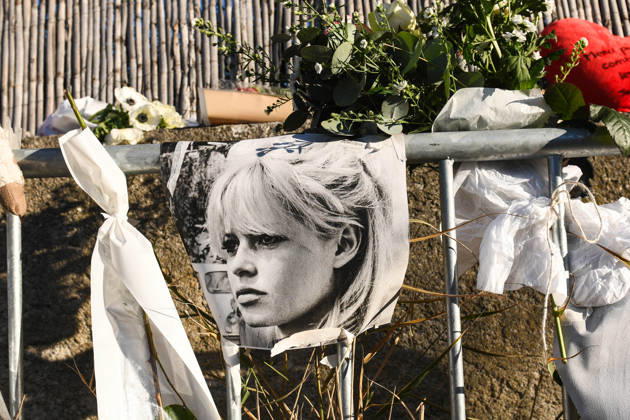 Hommage To Brigitte Bardot Outside Her House - Saint Tropez Supporters of Brigitte Bardot lay flowers, objects representing animals, and letters in memory of Brigitte Bardot outside her home, in Saint Tropez, France, on December 30, 2025. Photo by Florian Poitout ABACAPRESS.COM Saint Tropez France  Copyright: xPoitoutxFlorian ABACAx