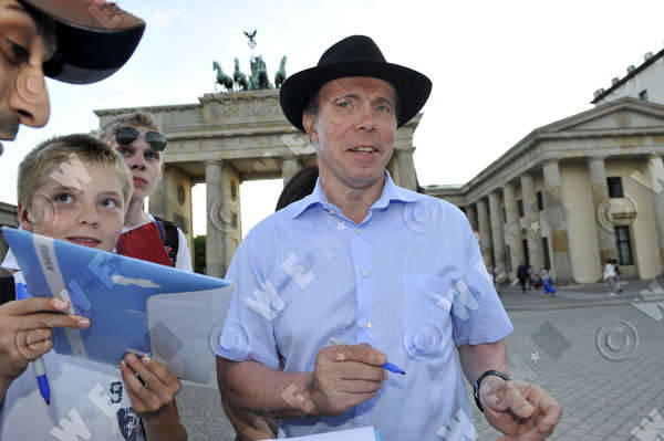 Gunther von Hagens vor dem Brandenburg Controversial Bodyworlds anatomist Gunther von Hagens signing autographs in front of the Brandenburg Gate (Brandenburger Tor). , Berlin, Germany WENN 8707214.jpg