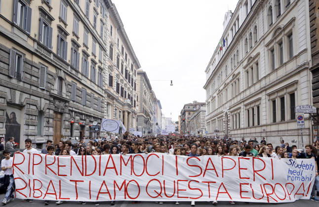 Students protest in Rome ROME, ITALY - OCTOBER 09: Students attend a demonstration on the occasion of a strike against the Italian government s school reform in Rome, Italy October 9, 2015. Rome Lazio. Editorial use only. Please get in touch for any other usage.  Copyright: x2025xAnadoluxRiccardoxDexLucax