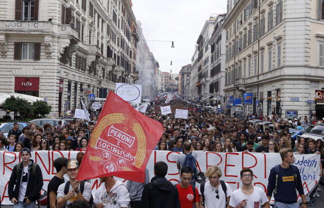 Students protest in Rome ROME, ITALY - OCTOBER 09: Students attend a demonstration on the occasion of a strike against the Italian government s school reform in Rome, Italy October 9, 2015. Rome Lazio. Editorial use only. Please get in touch for any other usage.  Copyright: x2025xAnadoluxRiccardoxDexLucax