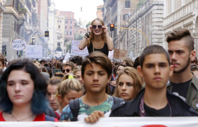 Students protest in Rome ROME, ITALY - OCTOBER 09: Students attend a demonstration on the occasion of a strike against the Italian government s school reform in Rome, Italy October 9, 2015. Rome Lazio. Editorial use only. Please get in touch for any other usage.  Copyright: x2025xAnadoluxRiccardoxDexLucax