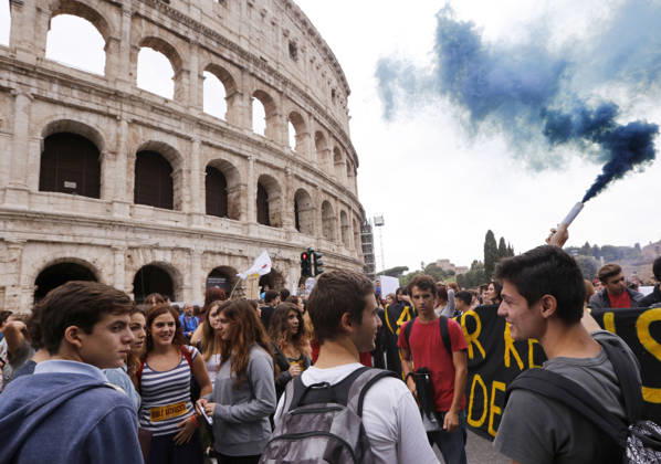 Students protest in Rome ROME, ITALY - OCTOBER 09: Students attend a demonstration on the occasion of a strike against the Italian government s school reform in Rome, Italy October 9, 2015. Rome Lazio. Editorial use only. Please get in touch for any other usage.  Copyright: x2025xAnadoluxRiccardoxDexLucax