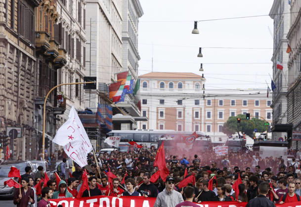 Students protest in Rome ROME, ITALY - OCTOBER 09: Students attend a demonstration on the occasion of a strike against the Italian government s school reform in Rome, Italy October 9, 2015. Rome Lazio. Editorial use only. Please get in touch for any other usage.  Copyright: x2025xAnadoluxRiccardoxDexLucax