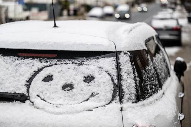 Winter in Mülheim an der Ruhr FOR EDITORIAL PURPOSES ONLY EDITORIAL USE ONLY p A large smiley face is painted in the snow clinging to the rear window of a car in Mülheim an der Ruhr, Germany NRW Mülheim an der Ruhr Copyright MartinxMöller on Saturday, 03 01 2026 Copyright: MartinxMöller doc83z1e5jzyu113e6ohly1 ,EDITORIAL USE ONLY Copyright: MartinxMöller