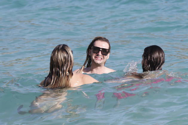 Heidi Klum And Tom Kaulitz Beachside - St Barths Heidi Klum and Tom Kaulitz seen enjoying the sun in Saint Barthelemy, France on January 4, 2026. Photo by ABACAPRESS.COM Saint Barthelemy France  Copyright: xABACAx