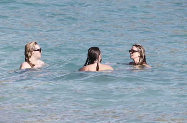 Heidi Klum And Tom Kaulitz Beachside - St Barths Heidi Klum and Tom Kaulitz seen enjoying the sun in Saint Barthelemy, France on January 4, 2026. Photo by ABACAPRESS.COM Saint Barthelemy France  Copyright: xABACAx