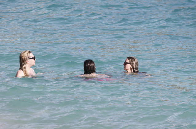 Heidi Klum And Tom Kaulitz Beachside - St Barths Heidi Klum and Tom Kaulitz seen enjoying the sun in Saint Barthelemy, France on January 4, 2026. Photo by ABACAPRESS.COM Saint Barthelemy France  Copyright: xABACAx