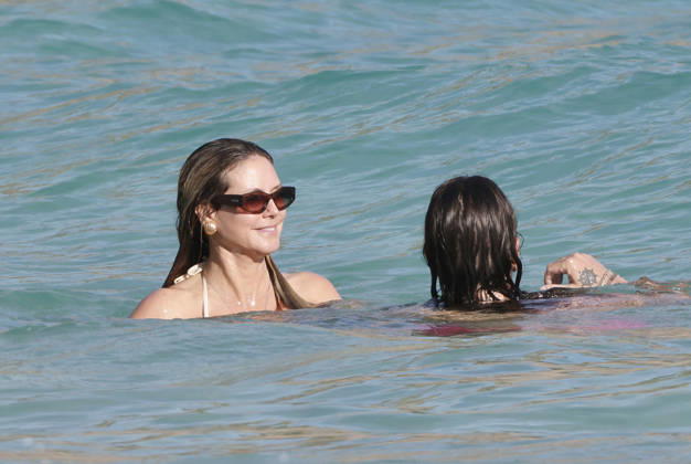 Heidi Klum And Tom Kaulitz Beachside - St Barths Heidi Klum and Tom Kaulitz seen enjoying the sun in Saint Barthelemy, France on January 4, 2026. Photo by ABACAPRESS.COM Saint Barthelemy France  Copyright: xABACAx