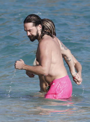 Heidi Klum And Tom Kaulitz Beachside - St Barths Heidi Klum and Tom Kaulitz seen enjoying the sun in Saint Barthelemy, France on January 4, 2026. Photo by ABACAPRESS.COM Saint Barthelemy France  Copyright: xABACAx